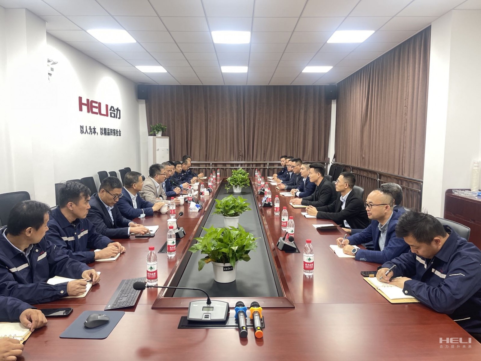与上海J9集团国际站昆山、嘉定分公司员工互换座谈.jpg